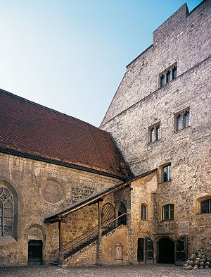 Bild: Innerer Burghof, Palas und Burgkapelle