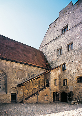 Picture: Inner castle courtyard, Palas and Castle Chapel