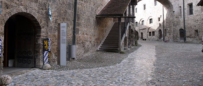 Picture: Barrier-free pathway in the area of the main castle