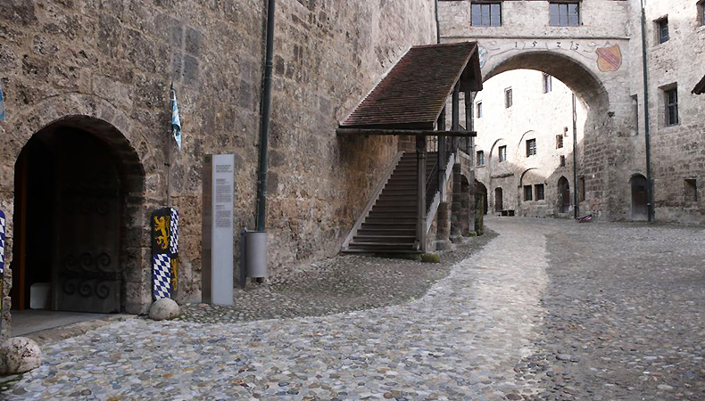 Barrierefreie Wegspur im inneren Burghof, Foto: Bayerische Schlösserverwaltung Bild: Barrierefreie Wegspur im inneren Burghof