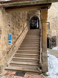 Bild: Treppe am Eingang zum Staatlichen Burgmuseum