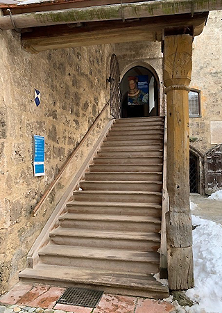 Treppe am Eingang zum Staatlichen Burgmuseum, Foto: Bayerische Schlösserverwaltung Bild: Treppe am Eingang zum Staatlichen Burgmuseum